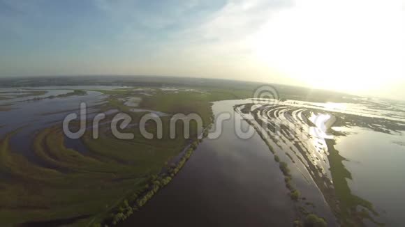 春江洪水和地平线鸟瞰图视频的预览图