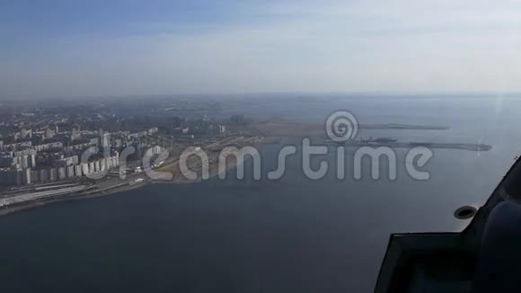 从直升机上俯瞰水面身高在海岸的城市海港阳光明媚运输视频的预览图