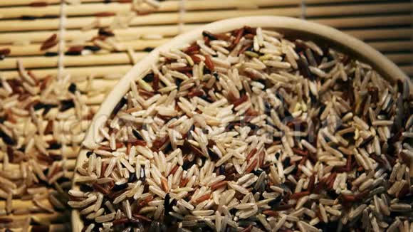 有各种生米和竹签的盘子视频的预览图