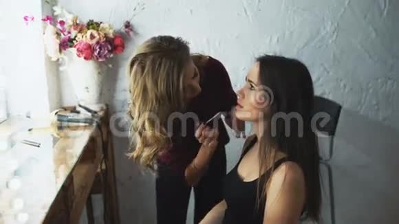 化妆师在重要活动前给女孩做漂亮的发型视频的预览图