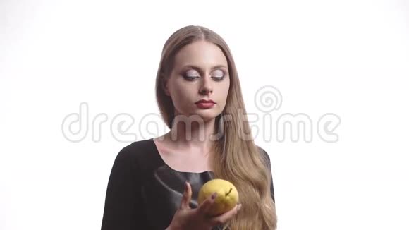 红唇吃梨的漂亮姑娘视频的预览图