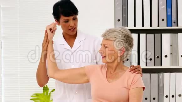 护士向老年病人展示如何锻炼受伤的手臂视频的预览图