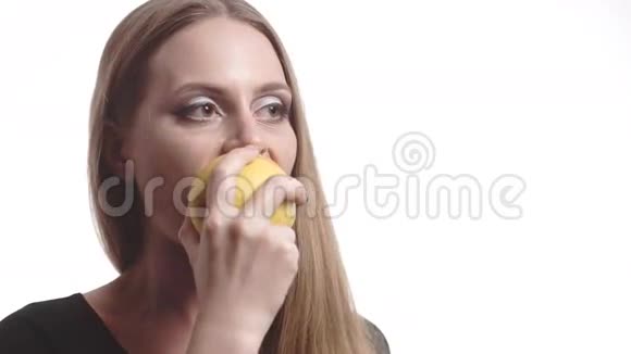 红唇吃梨的漂亮姑娘视频的预览图