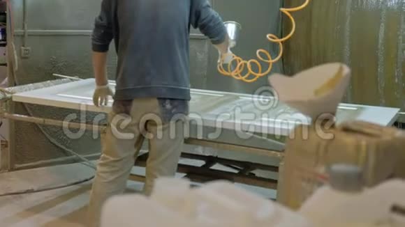 人工人粉刷门木门的制作过程制作木门视频的预览图