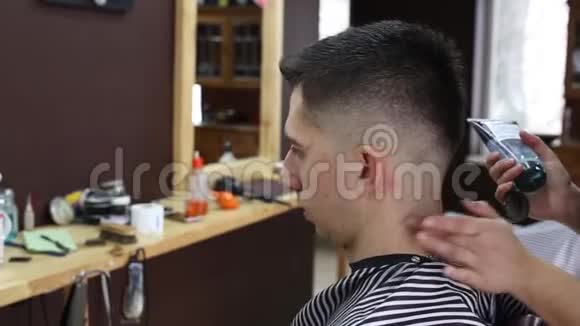 理发师为男性客户做时尚发型视频的预览图