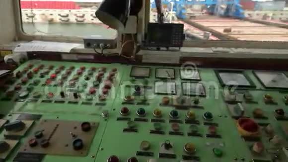 舱来控制起重机从起重机操作员工作地点查看起重机操作员搬运海运集装箱视频的预览图
