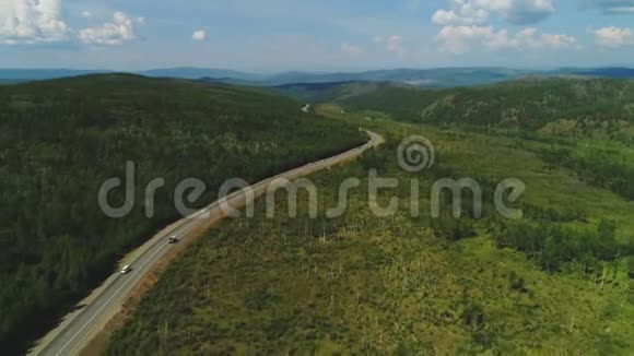 道路自行车和汽车的空中景观红牛跨西伯利亚极限4k视频的预览图