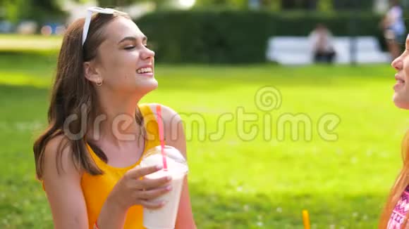 少女在公园野餐时喝奶昔视频的预览图