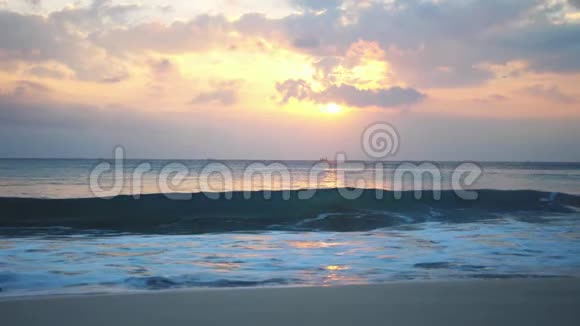 巴厘岛美丽的日落时分在美丽的多云天空中强大的海浪冲破泡沫视频的预览图
