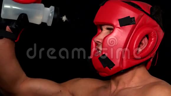 强壮的拳击手在脸上泼水视频的预览图