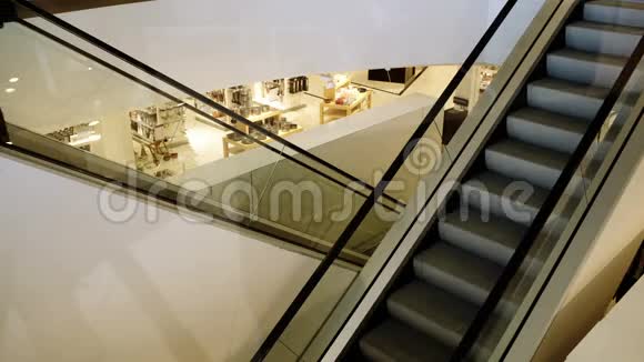 自动扶梯在贸易中心上下移动视频的预览图
