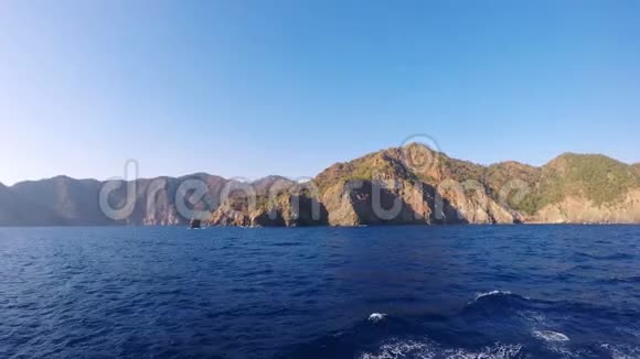 南爱琴海水域边缘从船上观看视频的预览图