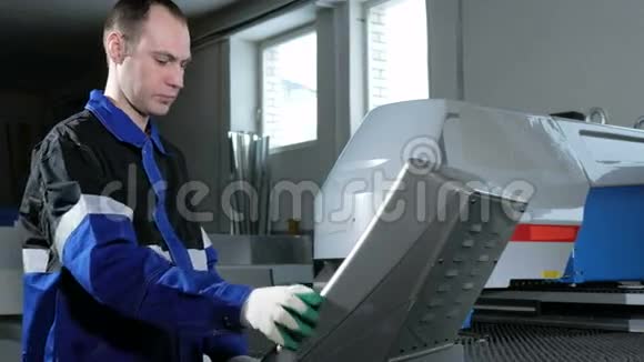 机械技师编程冲床数控一名男子仔细输入数据以控制面板金属视频的预览图