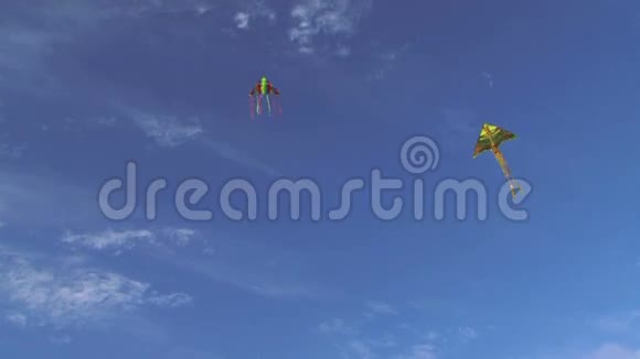 蓝天上两个五彩风筝飞得很高视频的预览图