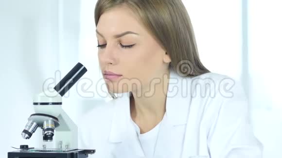 实验室从事显微镜工作的女性科学研究人员视频的预览图