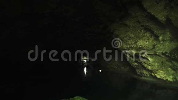 黑暗而深邃的洞穴里点亮了灯笼视频的预览图