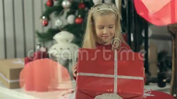 令人难以置信的漂亮小女孩看着礼物视频的预览图