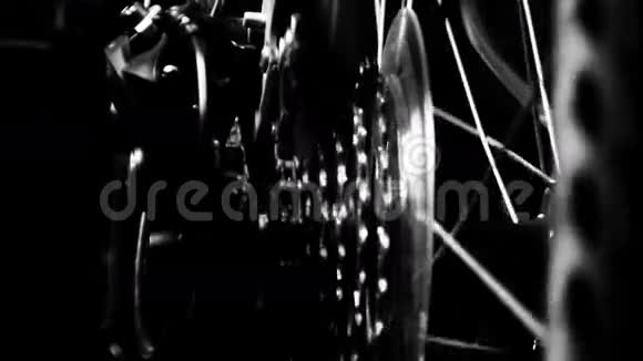 昏暗的镜头自行车齿轮和车轮旋转高清1080便士视频的预览图