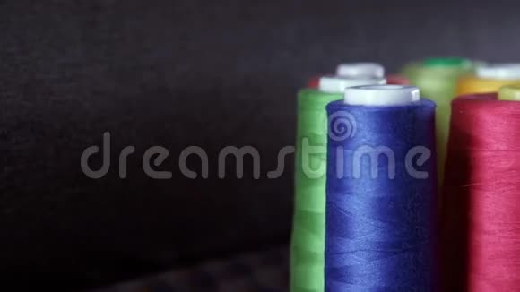 彩色羊毛卷的照片针线工艺缝纫和剪裁概念视频的预览图