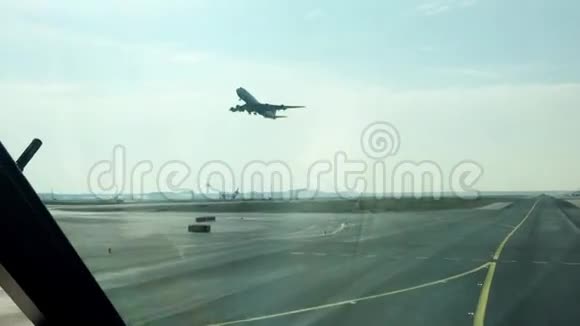 飞机穿过飞行跑道而另一架飞机起飞视频的预览图