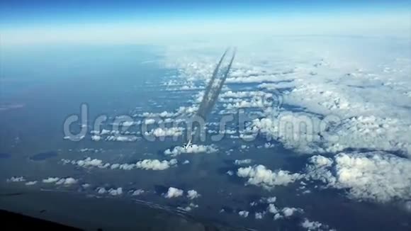 空中飞线穿过云天视频的预览图