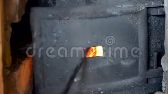 柴火炉中的喷火复古视频的预览图