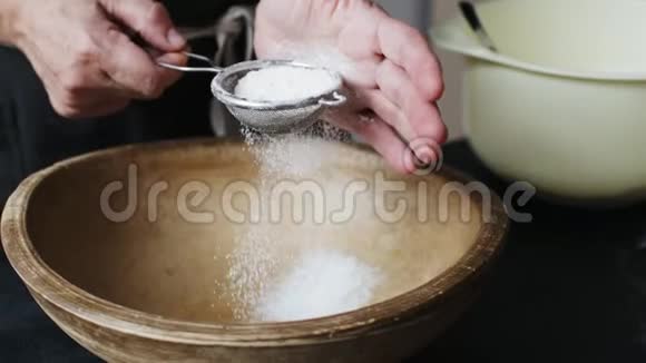 女性双手用碗筛面粉视频的预览图