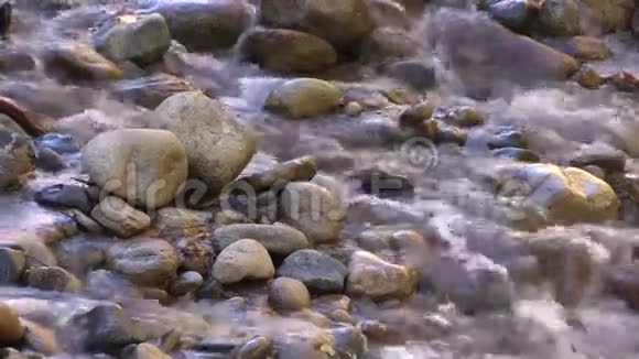 关闭流经岩石的水流视频的预览图