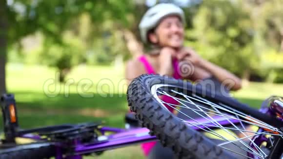 健康女孩在镜头前微笑着摘下她的自行车头盔视频的预览图