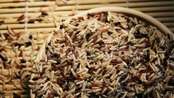 有各种生米和竹签的盘子视频的预览图