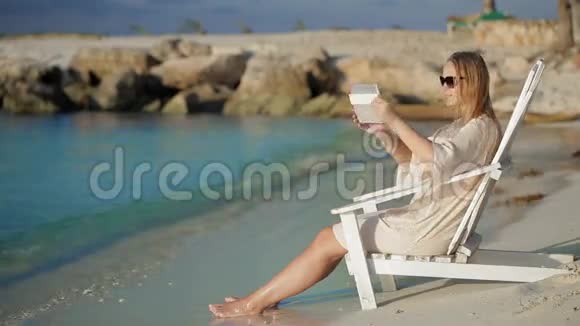 女人用垫子做海洋照片坐在视频的预览图