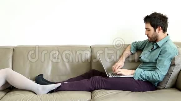 女人和男人在客厅的漂亮沙发上说话和放松视频的预览图