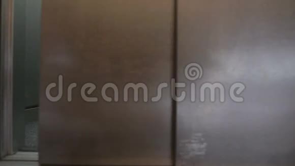 电梯门开启和关闭时的鸡肉视频的预览图