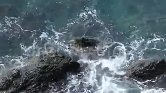 极端波浪和岩石海岸视频的预览图