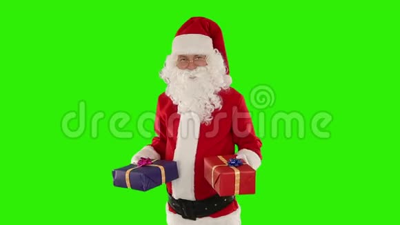 圣诞老人称重礼物绿色屏幕股票镜头视频的预览图