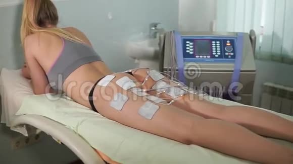 女性接受电刺激治疗硬件美容视频的预览图
