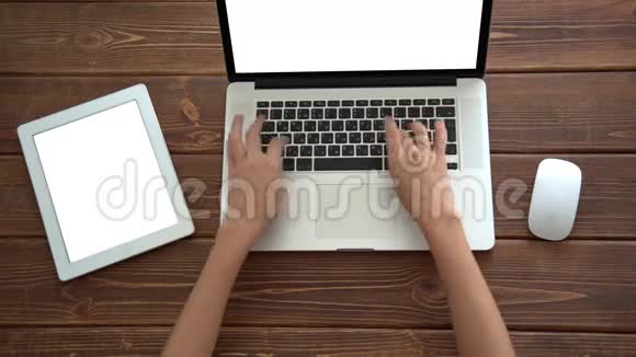 在笔记本电脑和平板电脑上工作的女人视频的预览图