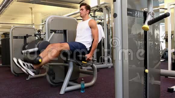 健身者在减肥机上锻炼双腿视频的预览图