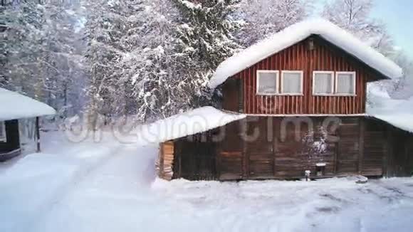 雪中房子的美丽景色视频的预览图