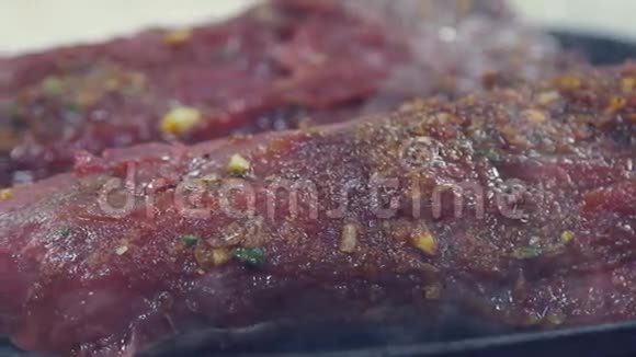 肉香料和腌料在锅里做一道肉菜视频的预览图