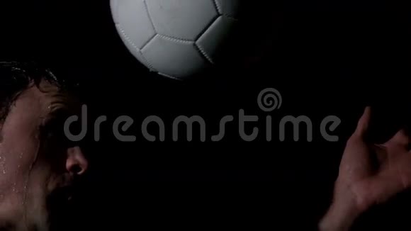 足球运动员在黑色背景下踢球视频的预览图