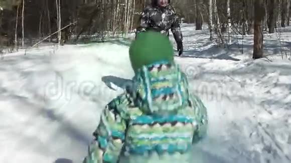 孩子在冬季公园里向父亲跑去视频的预览图