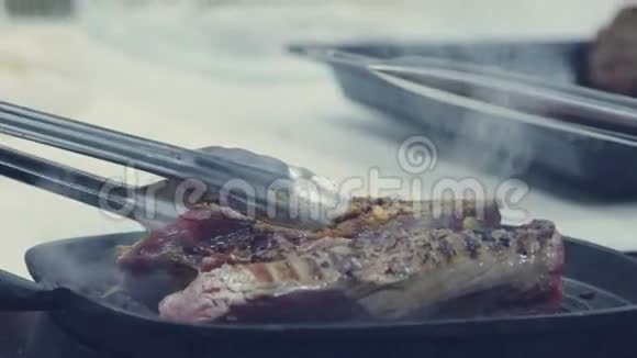 肉放在不粘的煎锅上厨师准备肉视频的预览图