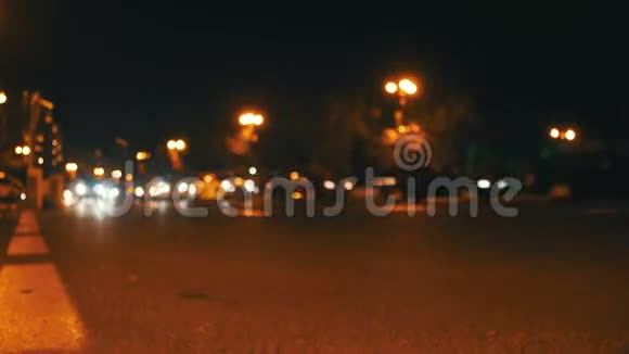城市的夜间交通在夜间道路上开有灯的散焦汽车视频的预览图