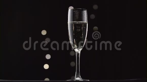 冰镇香槟博克闪烁的黑色背景视频的预览图
