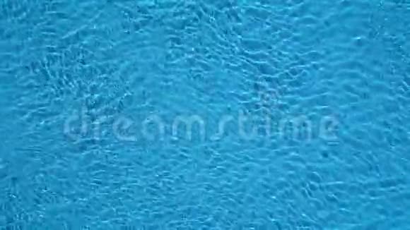 从无人驾驶飞机俯瞰泳池表面视频的预览图