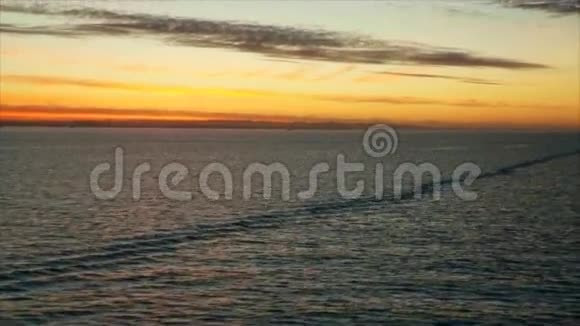 海上日出在黎明时穿过大海奥雷森海峡哥本哈根附近2013年1月5日视频的预览图