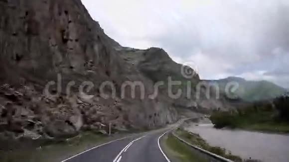 加速通过山口的录像视频的预览图