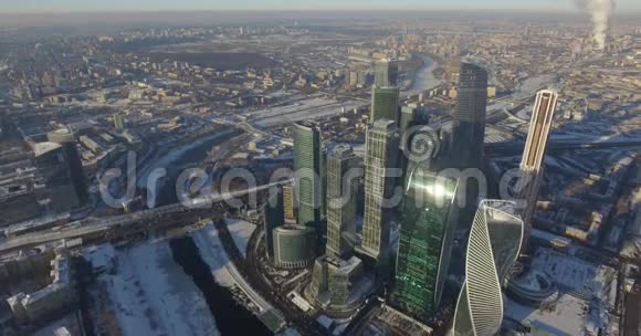 商业中心莫斯科市在冬季白天用无人驾驶飞机围绕摩天大楼空中飞行4k视频的预览图