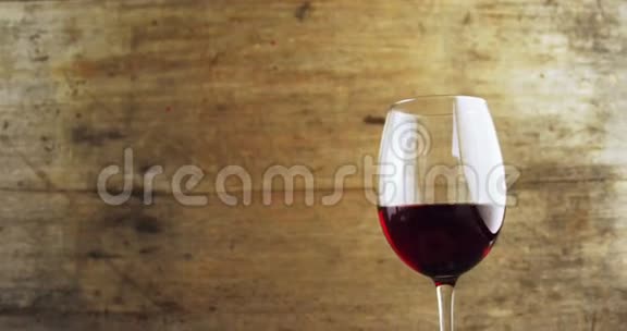 一杯红酒和红橄榄茶视频的预览图